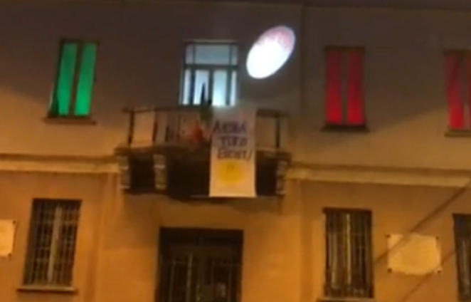 A Cermenate lo striscione “Andrà tutto bene” si illumina VIDEO