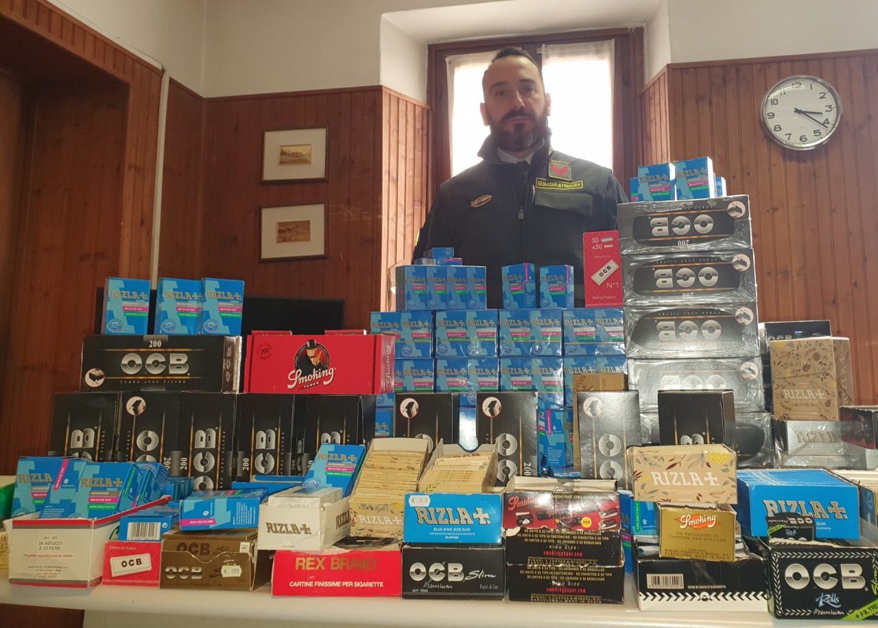 Sequestrate sigarette vendute sottobanco e 150mila accessori per il consumo di tabacco VIDEO