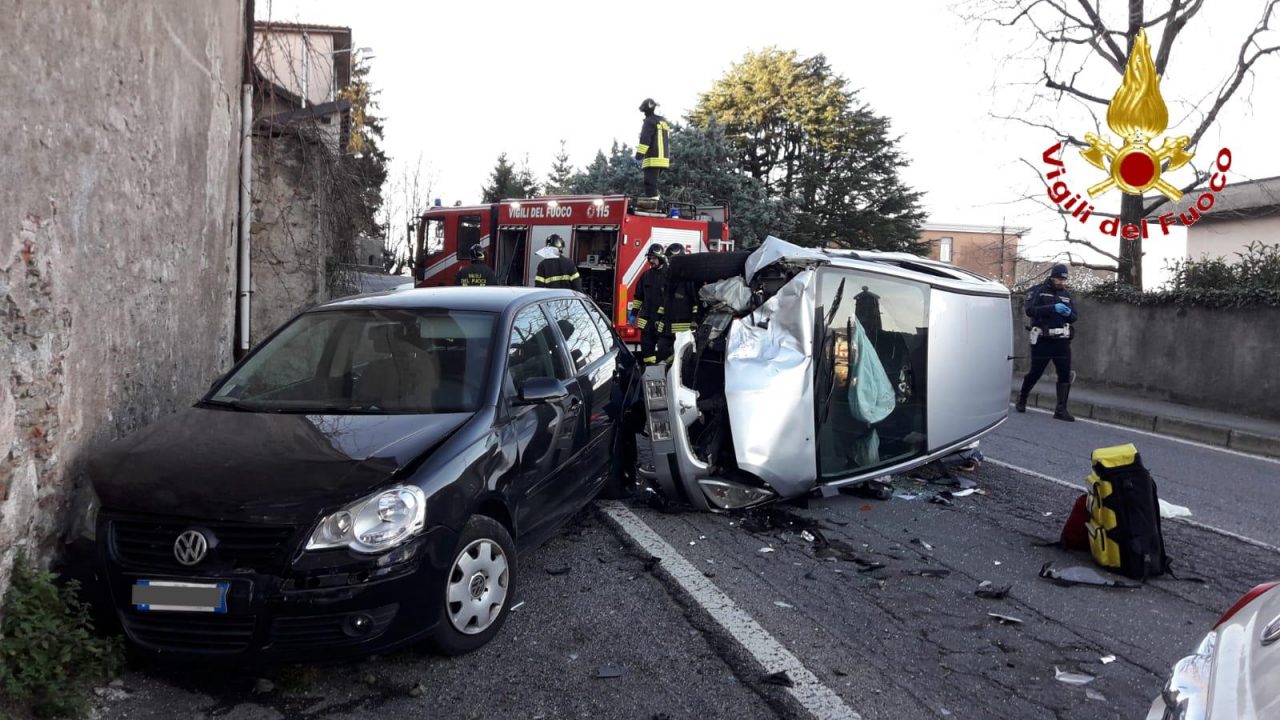 Ribaltamento auto a Como: soccorsi in codice rosso SIRENE DI NOTTE