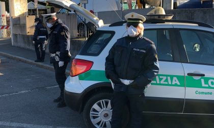 Camion bloccato col trasporto di bombole d’ossigeno, ci pensa la Polizia locale a consegnarle