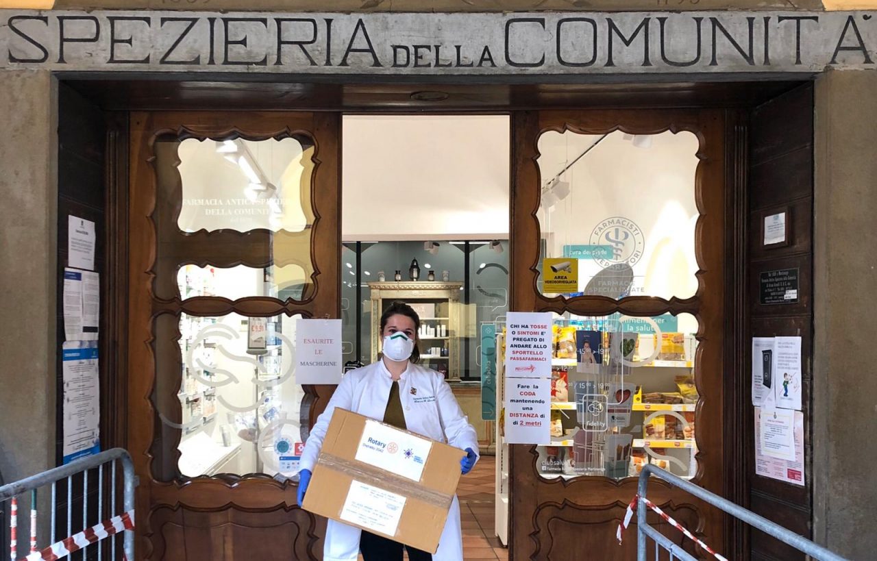 Rotary in prima linea per l’emergenza: consegnati al 118 di Como guanti e tute protettive