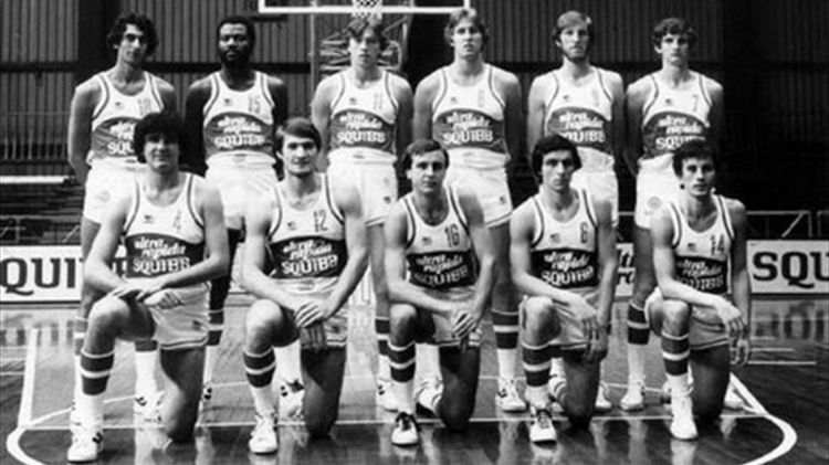 Pallacanestro Cantù oggi la Squibb 1980/81 sfida la Virtus Bologna 2000/01