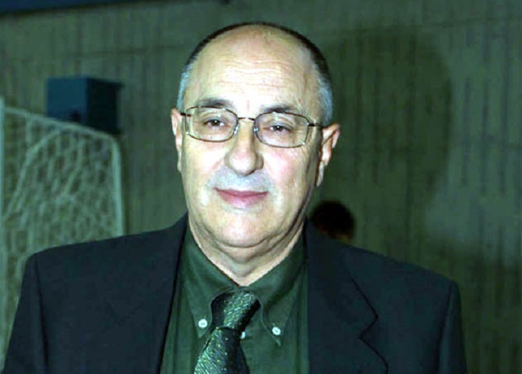 Morto l’ex assessore e presidente dell’Ac Brenna, i balconi si riempiono di maglie per ricordarlo FOTO