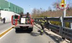 Bruciano sterpaglie nella strada di fronte all'ospedale Sant'Anna VIDEO