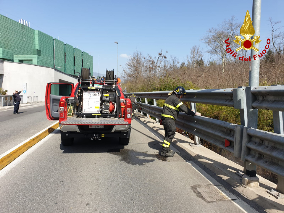 Bruciano sterpaglie nella strada di fronte all’ospedale Sant’Anna VIDEO