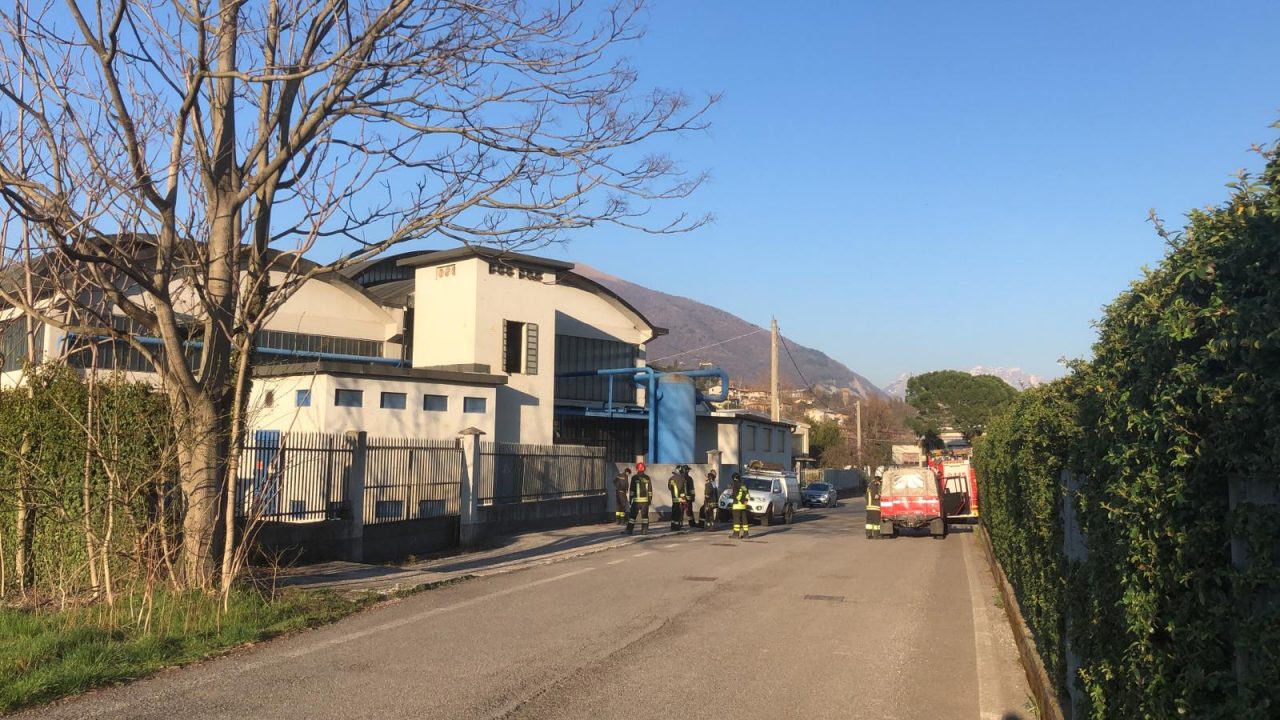 Cabina Enel in fiamme, intervengono i Vigili del Fuoco