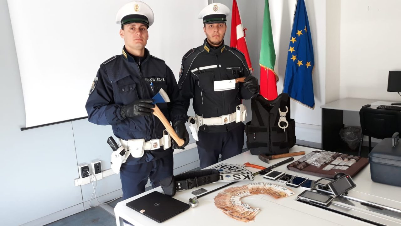Controlli per il Decreto Coronavirus: fermato egiziano in possesso di armi FOTO