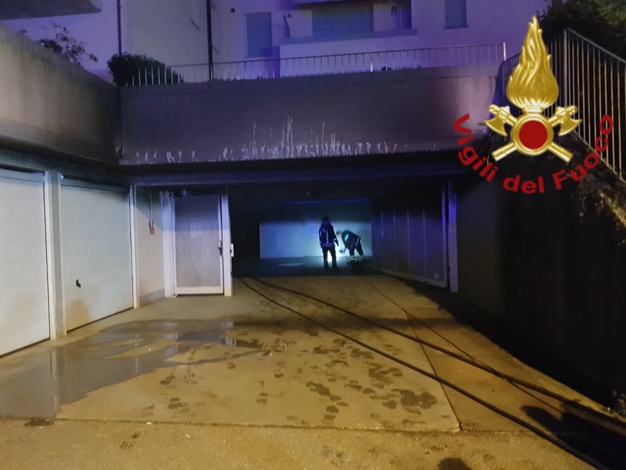 Auto in fiamme nel box: è successo a Lipomo FOTO