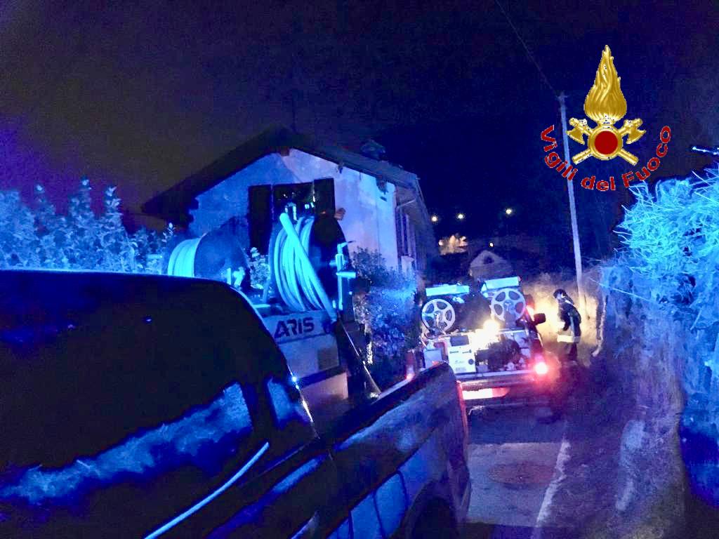Incendio a Ponzate: in fumo 10 metri quadri del tetto di una casa FOTO