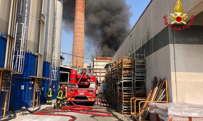 Gallarate, incendio in un’azienda di materie plastiche