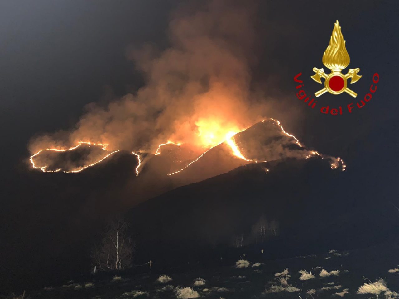 Torna la paura in Alto Lago: maxi incendio boschivo a Garzeno FOTO