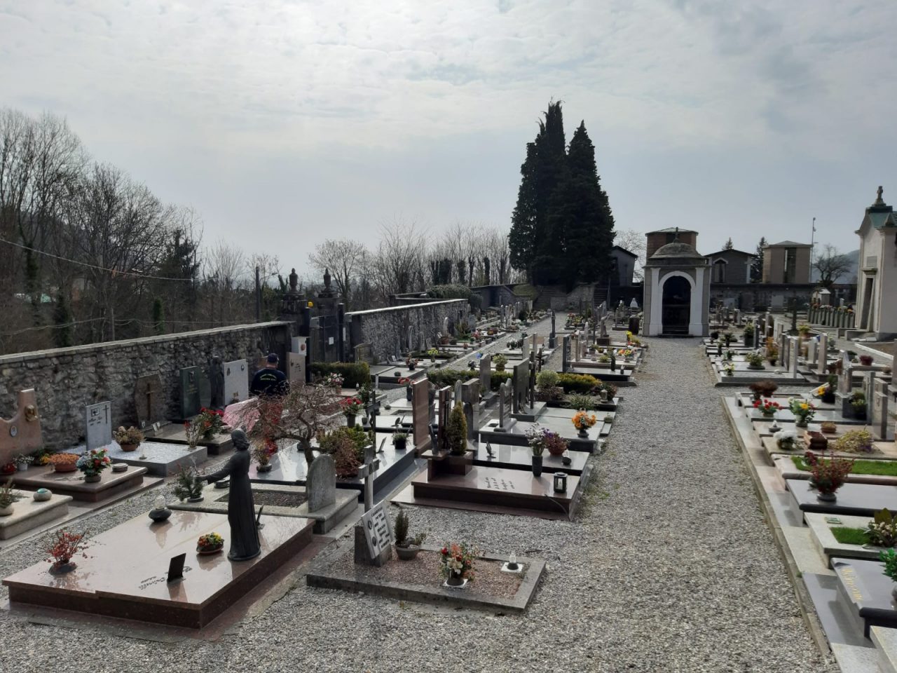 A Tavernerio, lavori al cimitero grazie ai volontari
