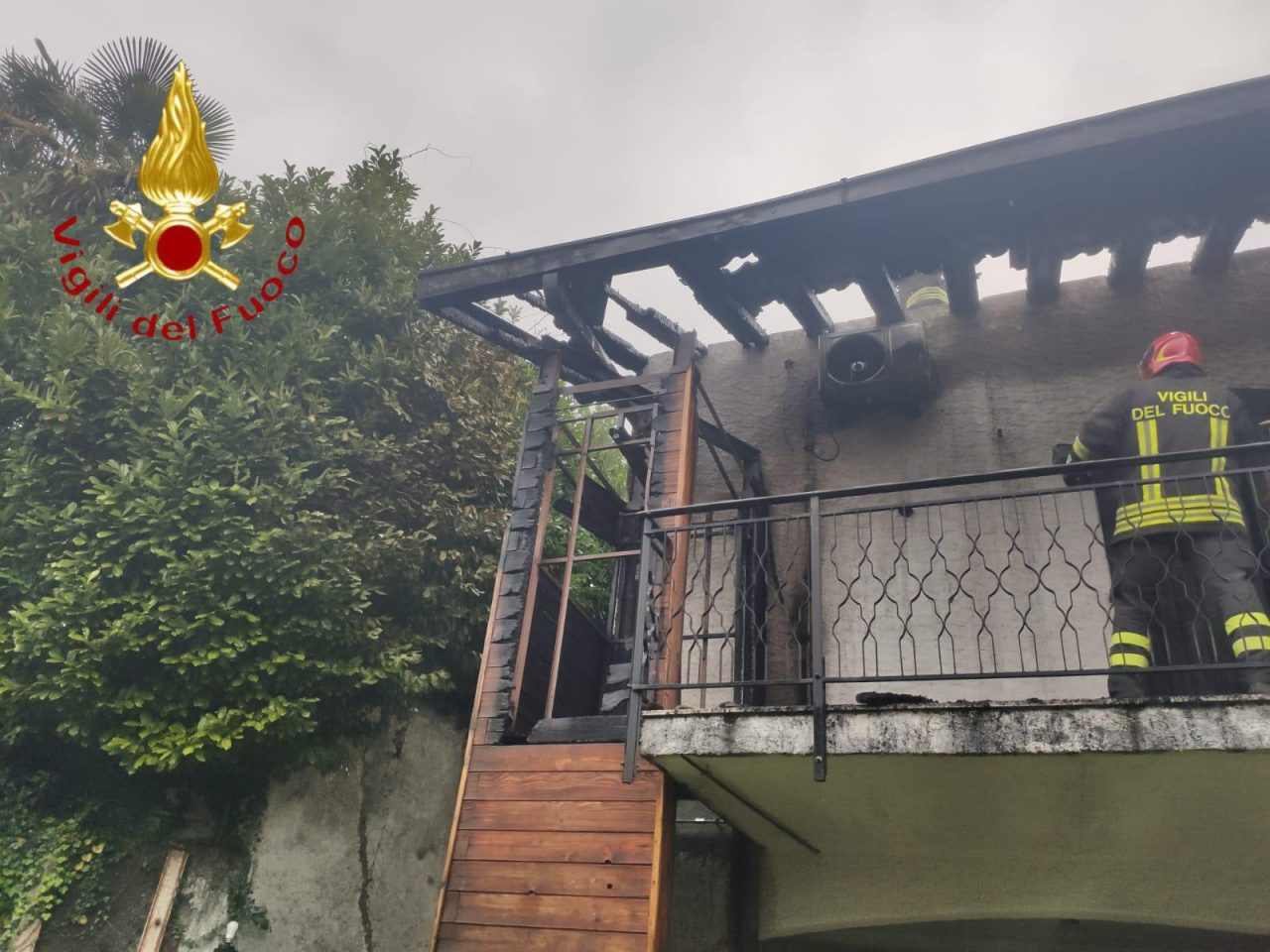 Incendio tetto a Dizzasco: bruciati 100 metri quadri FOTO