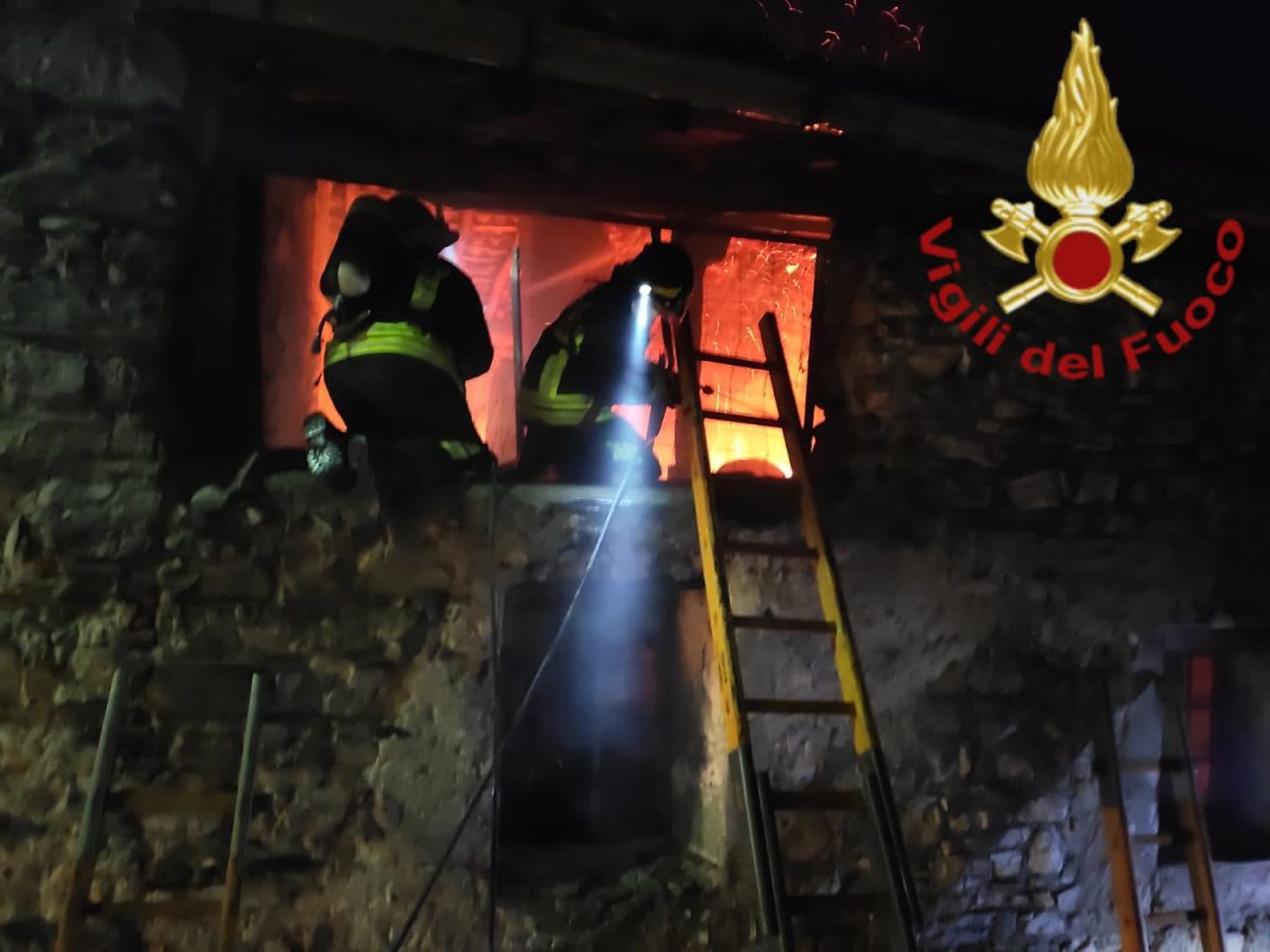 Incendio tetto ad Asso: le fiamme hanno devastato un’abitazione FOTO