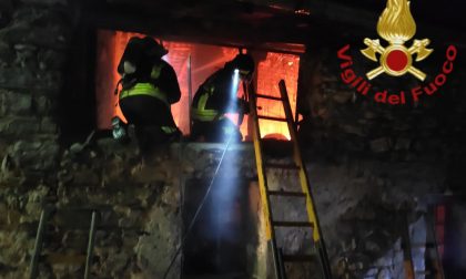 Incendio tetto ad Asso: le fiamme hanno devastato un'abitazione FOTO