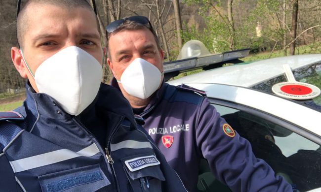 Gli angeli in divisa donano mascherine ad una paziente oncologica