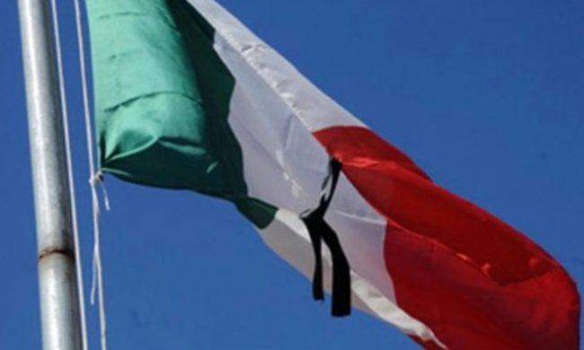 Bandiere a mezz’asta e fascia tricolore: l’iniziativa dei sindaci per commemorare le vittime del Covid