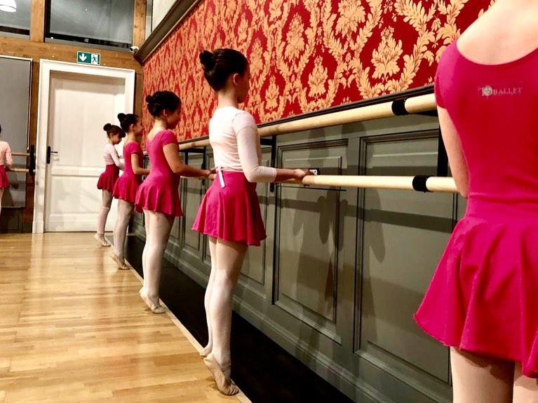 Coronavirus: la scuola di danza Tballet continua le lezioni ma sui social