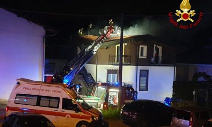 Vigili del fuoco impegnati con quattro squadre per salvare una casa dalle fiamme