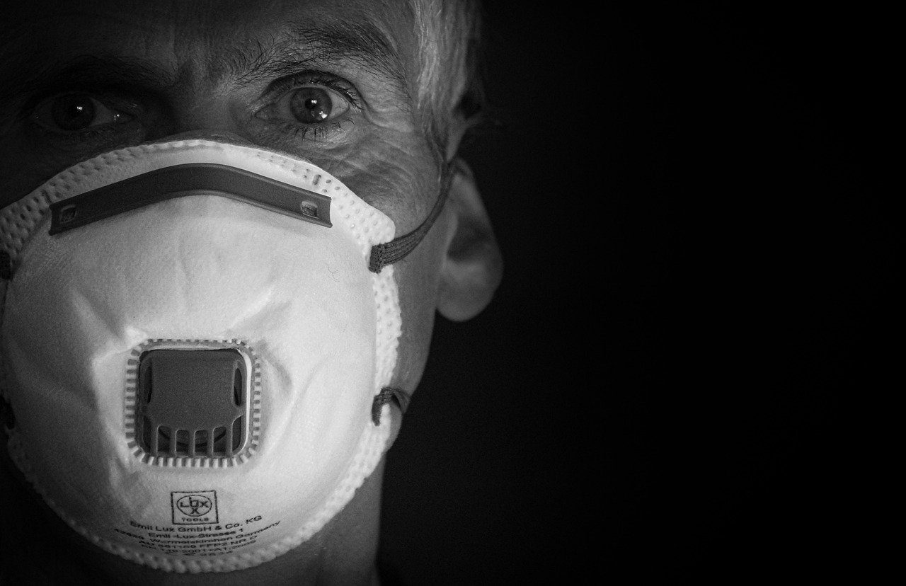 Polemiche sui costi delle mascherine. Federfarma Como: “Farmacisti vittime della speculazione ma nessuna violazione”