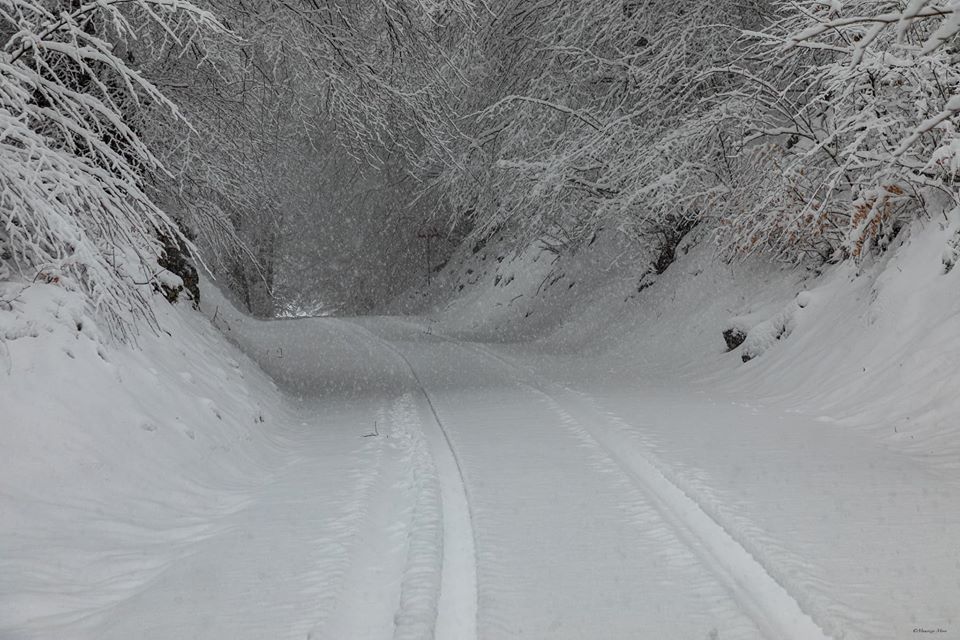 Altro che primavera, è arrivata la neve in Val d’Intelvi. E a Como la pioggia (finalmente)