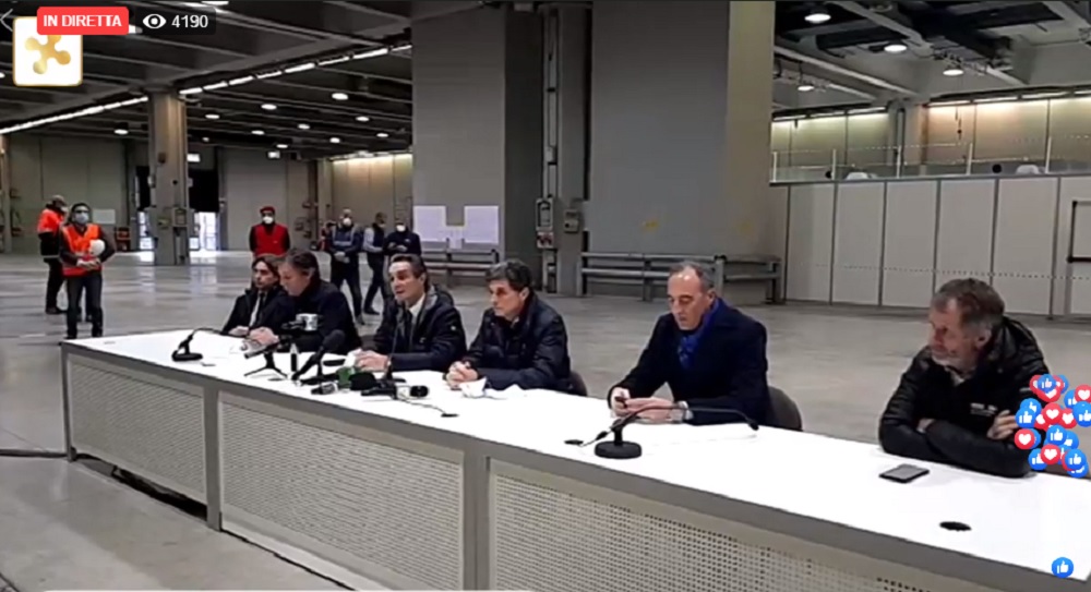 Coronavirus, Fontana presenta lo scheletro dell’ospedale in Fiera. Gallera: “Sarà una boccata di ossigeno” FOTO
