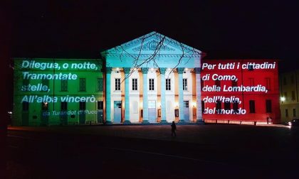 Il Tricolore sul Teatro Sociale di Como: "All'alba vincerò!"