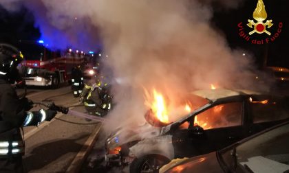 Incendio a Lomazzo bruciano sei veicoli FOTO