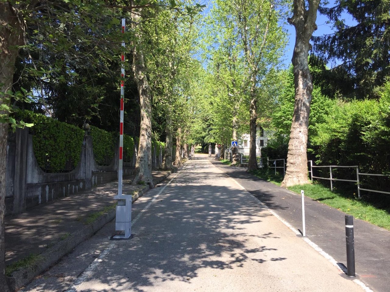 Una sbarra per stoppare i furbetti sul viale della scuola materna