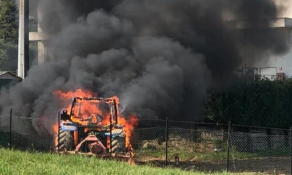 Incendio a Cantù prende fuoco un trattore FOTO
