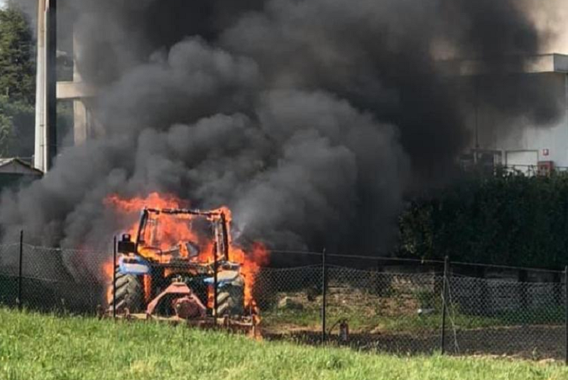 Incendio a Cantù prende fuoco un trattore FOTO