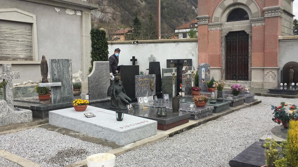 Un albero di ulivo per ricordare i morti di Covid-19 di Suello e Cesana