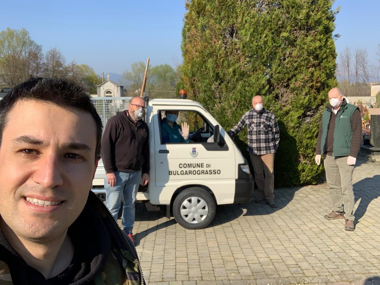 Cimitero chiuso: sindaco, assessori e consiglieri puliscono il camposanto FOTO