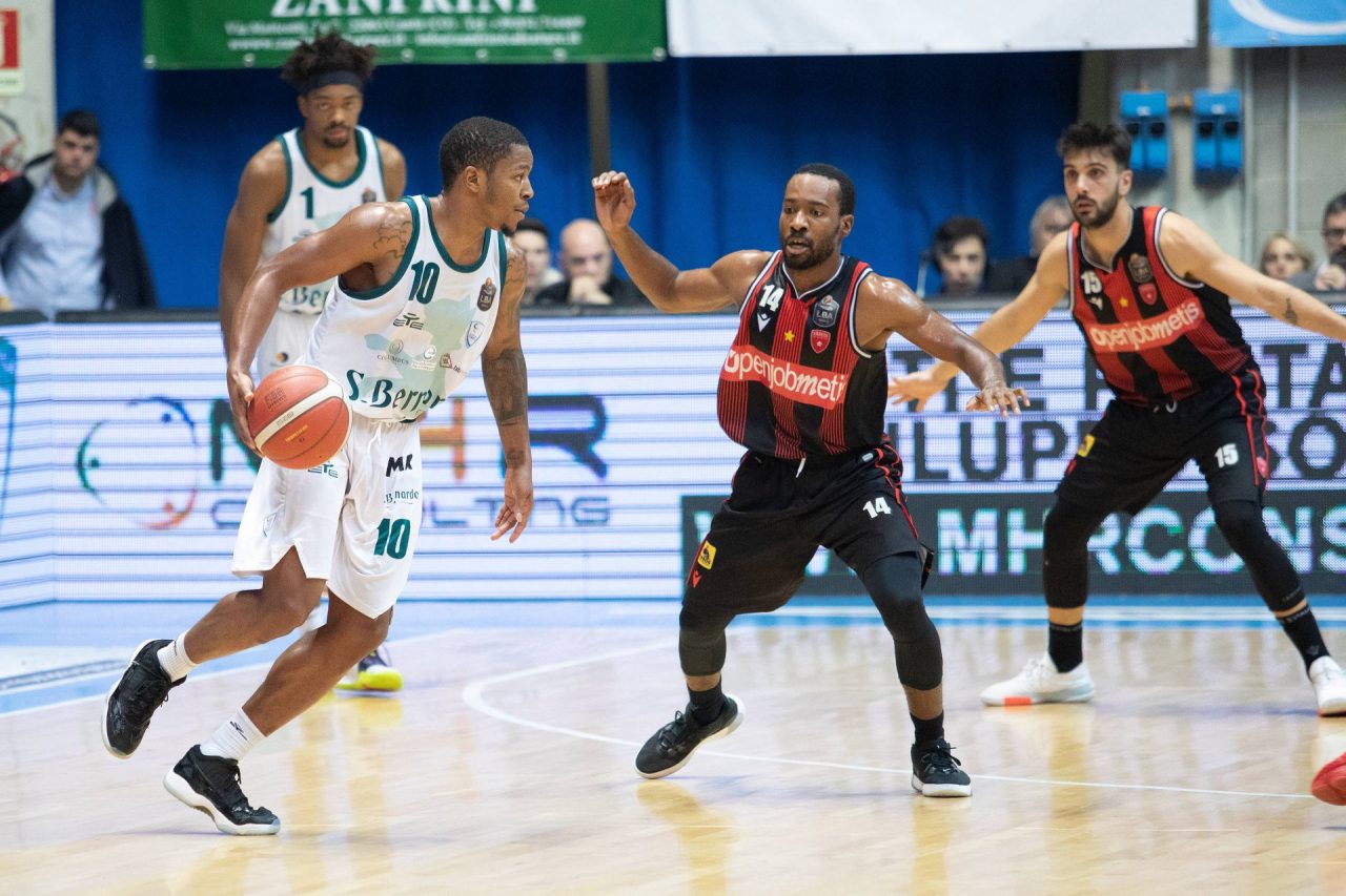 Anche Fontana scende in campo con la Pallacanestro Cantù e Varese VIDEO