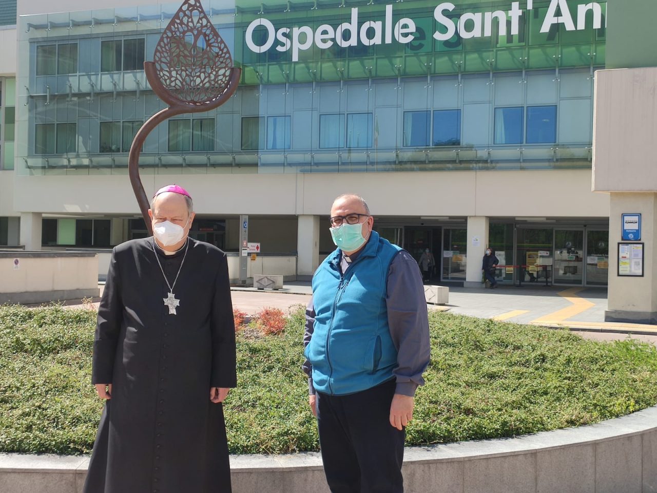 Il vescovo Cantoni in visita all’ospedale Sant’Anna: “Vicini ai malati e grati a chi si prende cura di loro”