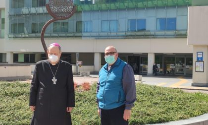 Il vescovo Cantoni in visita all'ospedale Sant'Anna: "Vicini ai malati e grati a chi si prende cura di loro"