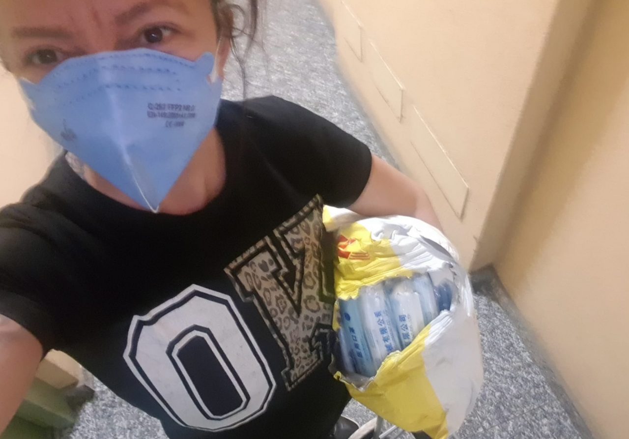 Il salone è chiuso ma Samantha non molla: telefona alle sue clienti e cerca guanti e mascherine per l’ospedale