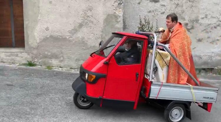 A Ponte Lambro parroco in apecar per la benedizione VIDEO