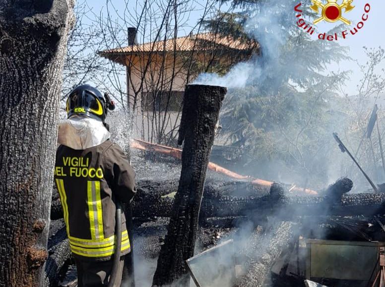 Incendio capanno ad Alta Valle Intelvi FOTO