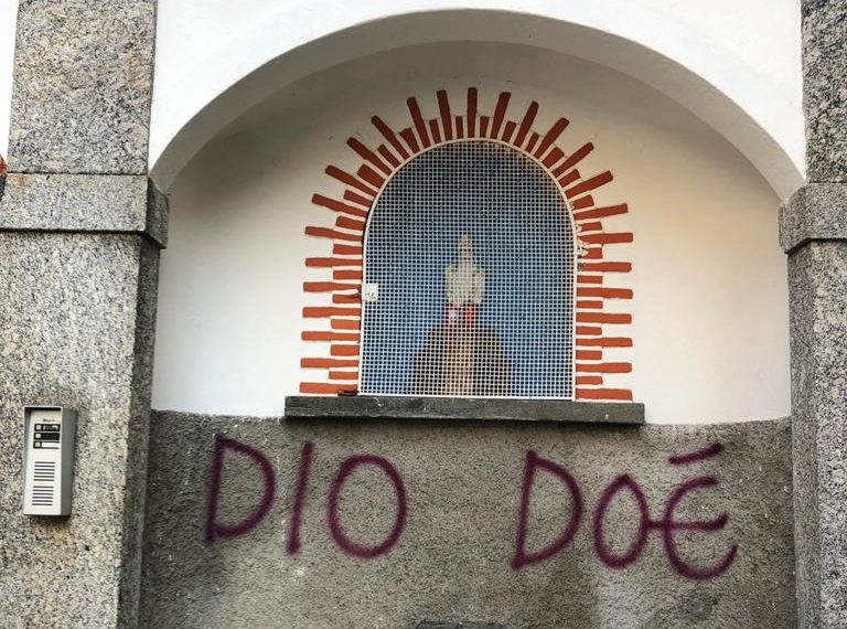 Vandalismi nella notte a Canzo. L’amministrazione: “Un gesto offensivo verso la comunità”