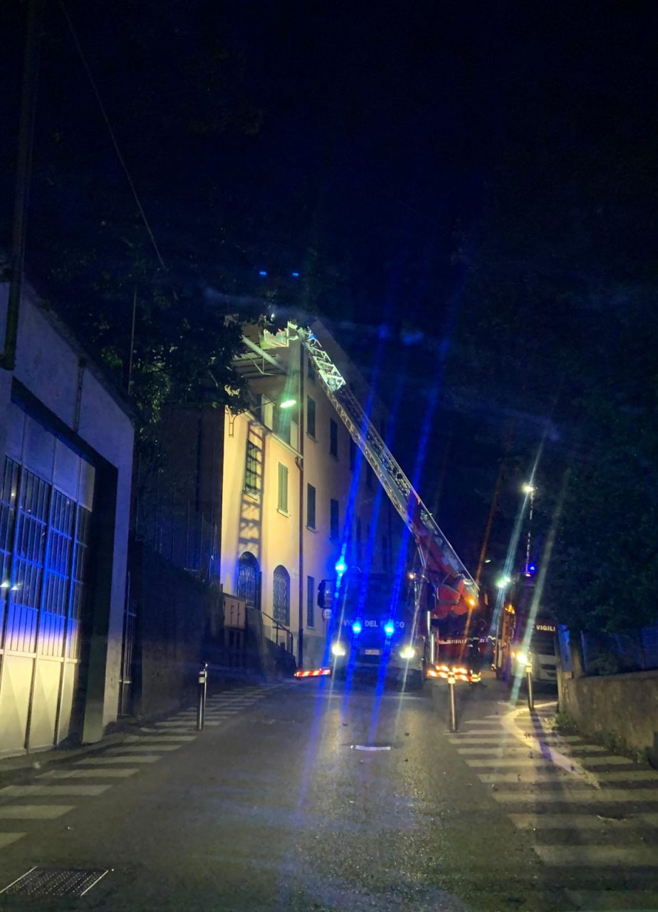 Il vento ha divelto la tettoia dell’ex oratorio di Tavernola: intervento dei Vigili del Fuoco