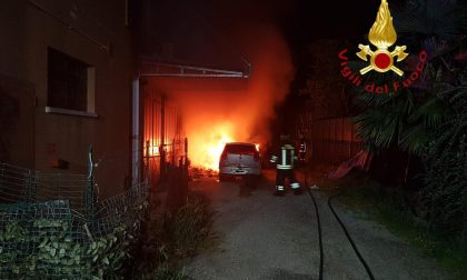 Incendio a Como tre auto in fiamme. I pompieri salvano un cane