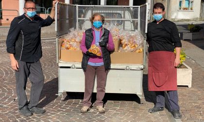 Miracolata due volte, ringrazia San Gerardo distribuendo 2.500 panini benedetti FOTO