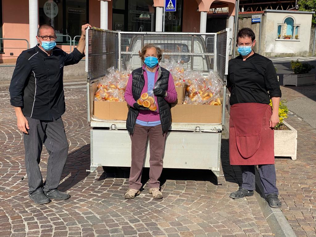 Miracolata due volte, ringrazia San Gerardo distribuendo 2.500 panini benedetti FOTO
