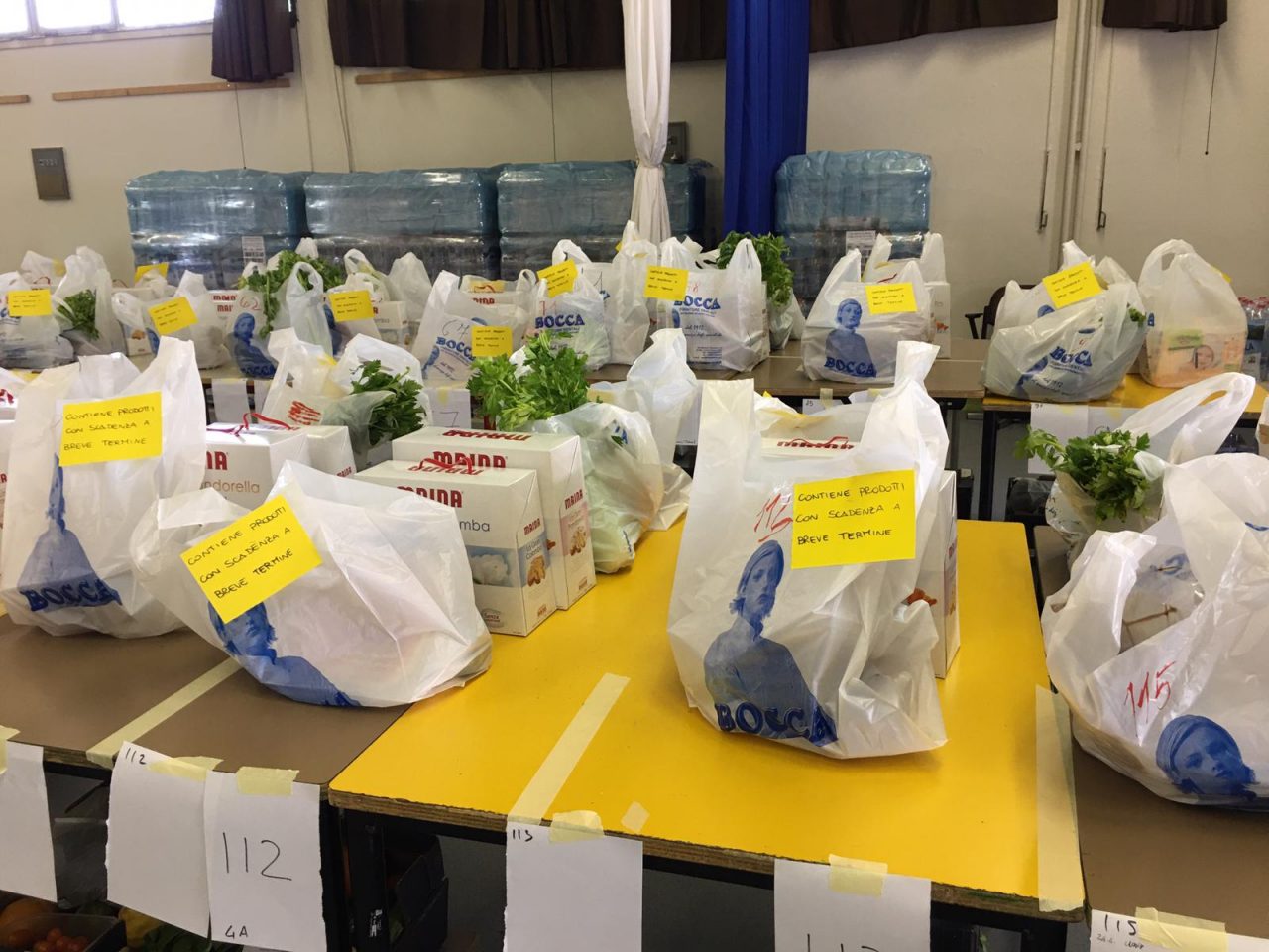 A Como continua la distribuzione alimentare alle famiglie in difficoltà FOTO