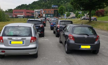 Oggi la riapertura del centro di raccolta rifiuti: lunghissime code all'ingresso