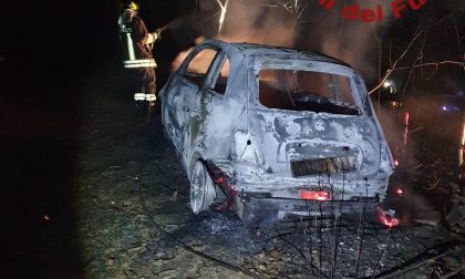 Auto in fiamme nel bosco: un ferito