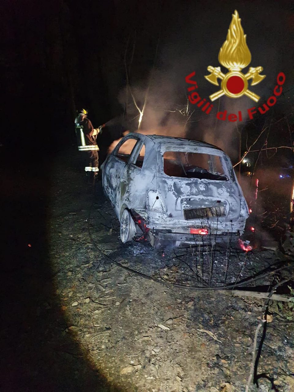 Auto in fiamme nel bosco: un ferito