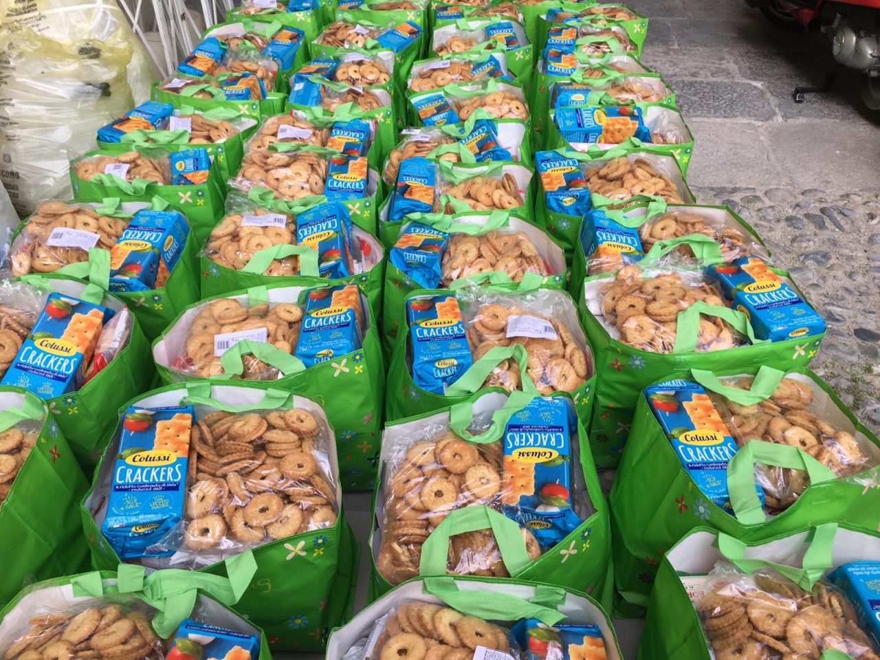 250 pacchi alimentari per i bisognosi di Como: il gesto incredibile di alcune famiglie comasche