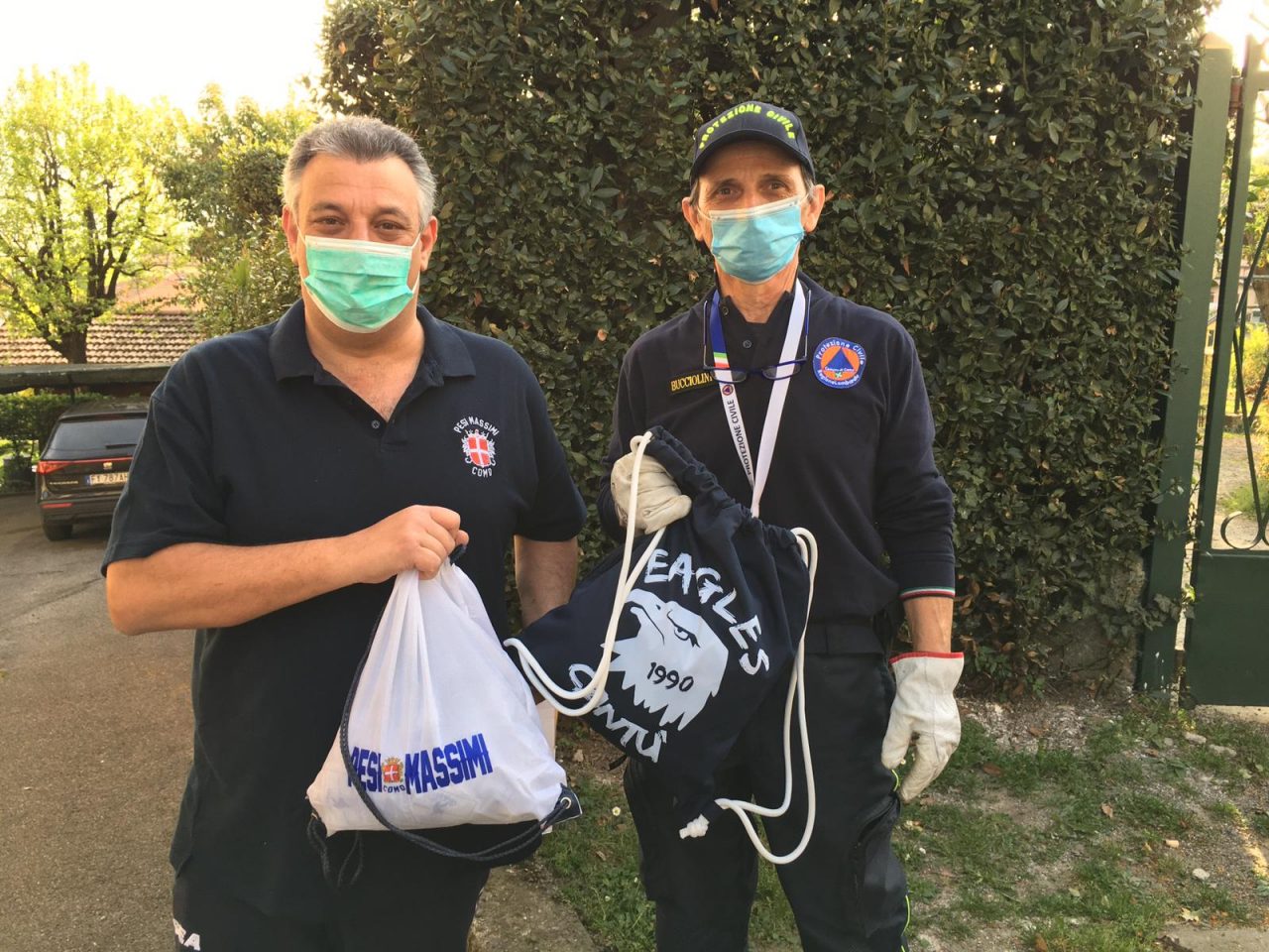 Pesi Massimi ed Eagles Cantù donano kit di igiene personale per i senzatetto